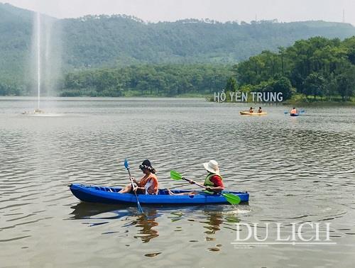 Trải nghiệm chèo kayak trên hồ Yên Trung